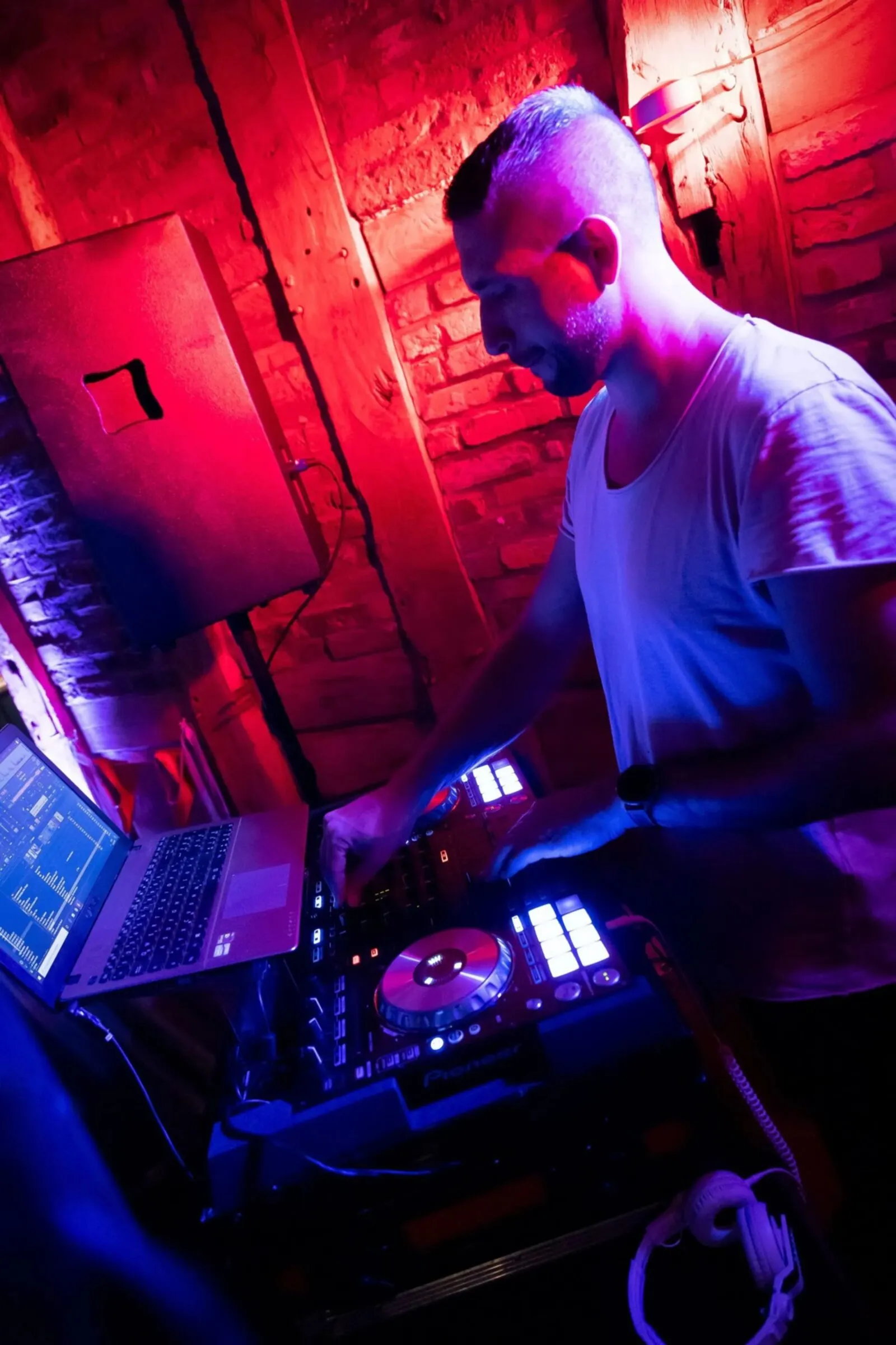 DJ ElectroArt in Action – Live-Auftritt mit professioneller Lichttechnik